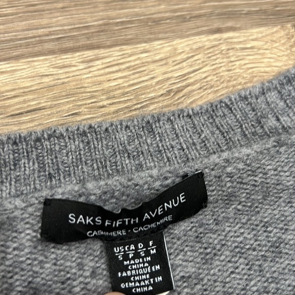 Saks Fifth Avenue Women’s Small Gray Crewneck Cashmere Sweater - Picture 4 of 7